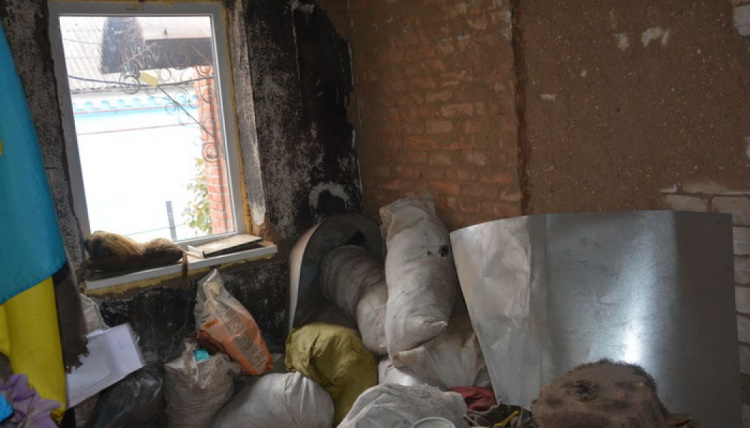 Мариупольская пенсионерка-инвалид страдает от голода в доме без света и воды (ФОТО)
