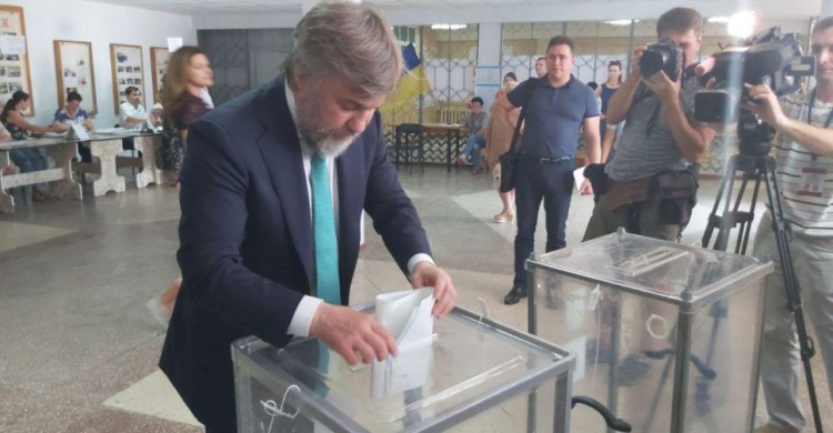 Кандидат в народные депутаты Украины по 57 округу Вадим Новинский проголосовал в Мариуполе (ФОТО)