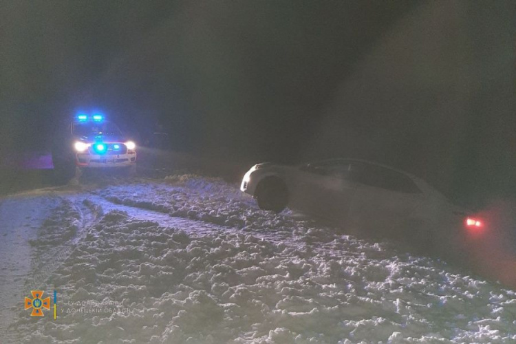 В Мариуполе машина попала в «ловушку». Спасатели помогали водителям по всей Донецкой области