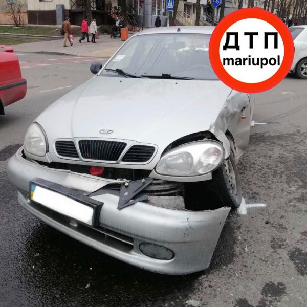 Вторая авария за три дня: на сложном перекрестке в центре Мариуполя столкнулись легковушки