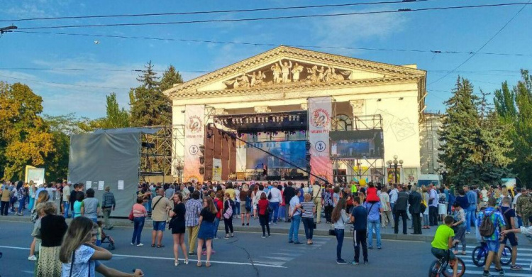 Мариупольцы празднуют День города под зажигательную музыку «ТіК» и победителей «Червона рута-2017» (ФОТО И ВИДЕО 360)