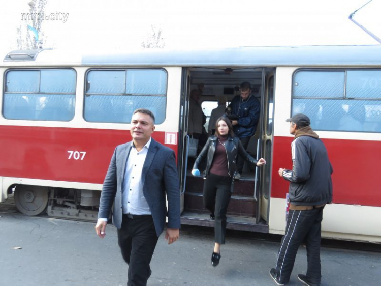 Заместитель мэра Мариуполя прокатился в общественном транспорте и послушал мнение пассажиров (ФОТО)