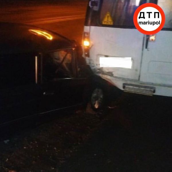 В Мариуполе сбили женщину и повредили припаркованный микроавтобус