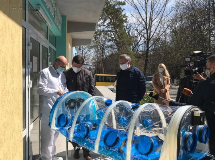 Больных COVID-19 в Мариуполе будут транспортировать в специальных биобоксах (ФОТО)