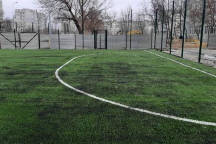 Футбол, теннис и воркаут возле школ: в Мариуполе строят три новые спортплощадки