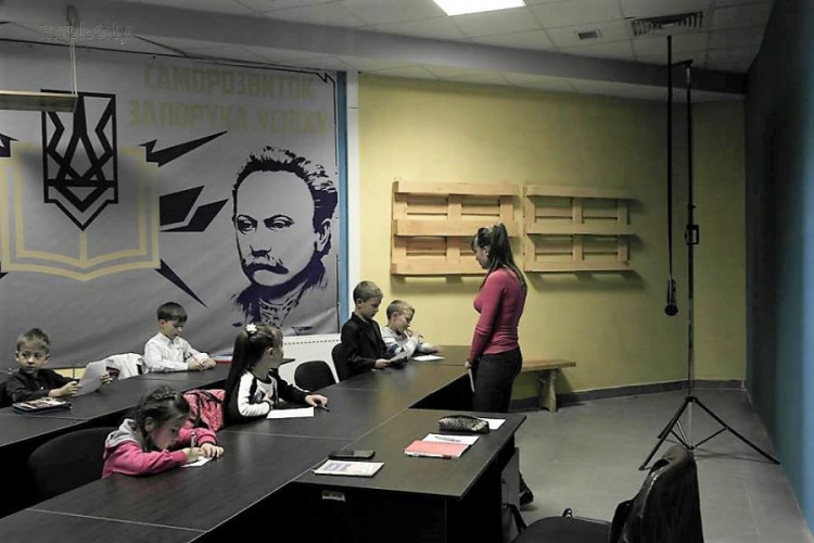 Нацкорпус Мариуполя учит детей украинскому и английскому языкам (ФОТОФАКТ)