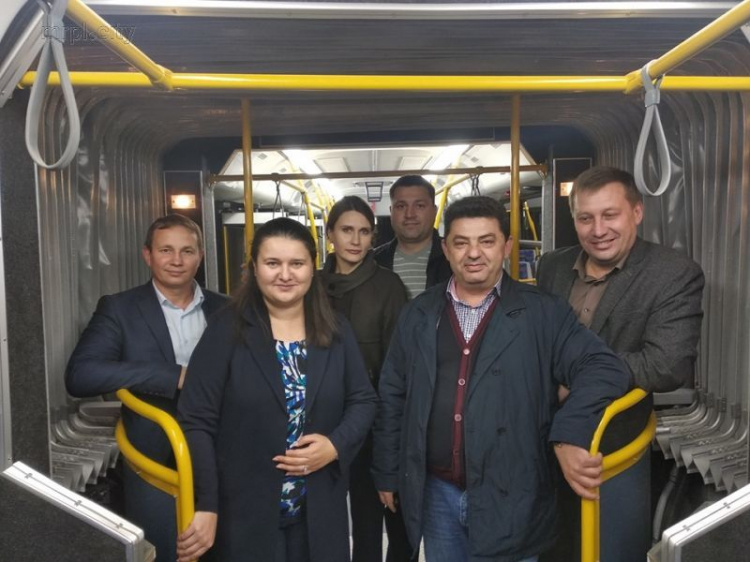 Министр финансов Украины оценила новые мариупольские автобусы (ФОТОФАКТ)