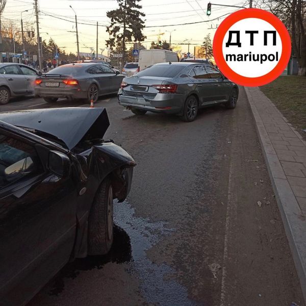Две машины «догнали» стоящие возле светофоров легковушки в Мариуполе