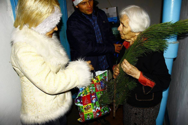 В Мариуполе пожилые малоимущие люди получили к праздникам продуктовые наборы (ФОТО)
