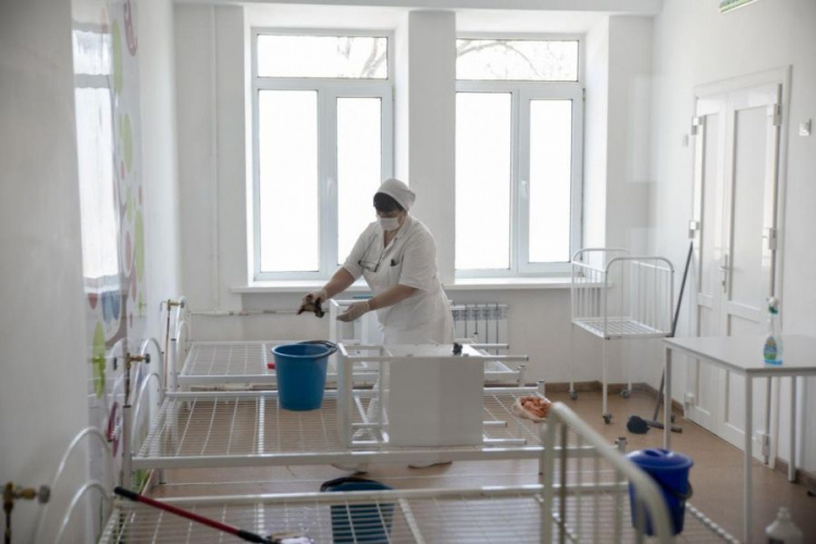 Металлурги пришли на помощь Мариуполю: в трех больницах города обустраивают кислородные посты