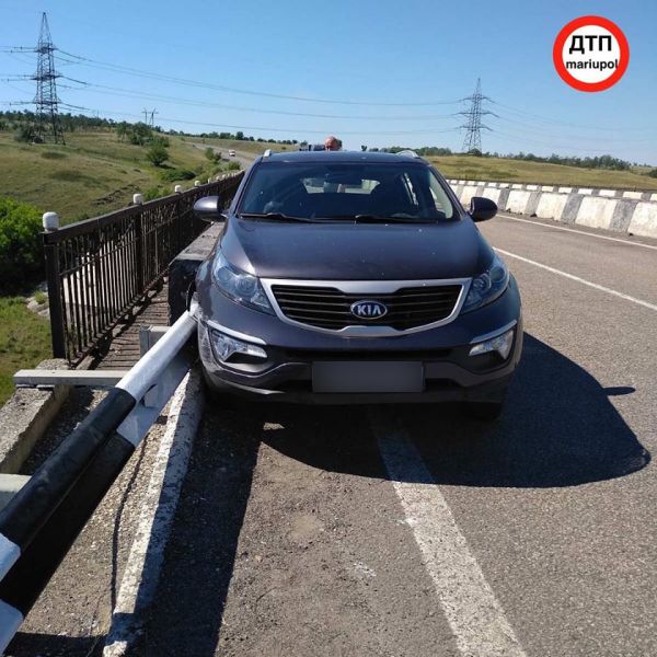 ДТП на трассе Мариуполь – Славянск: автомобиль врезался в ограждение (ФОТО)
