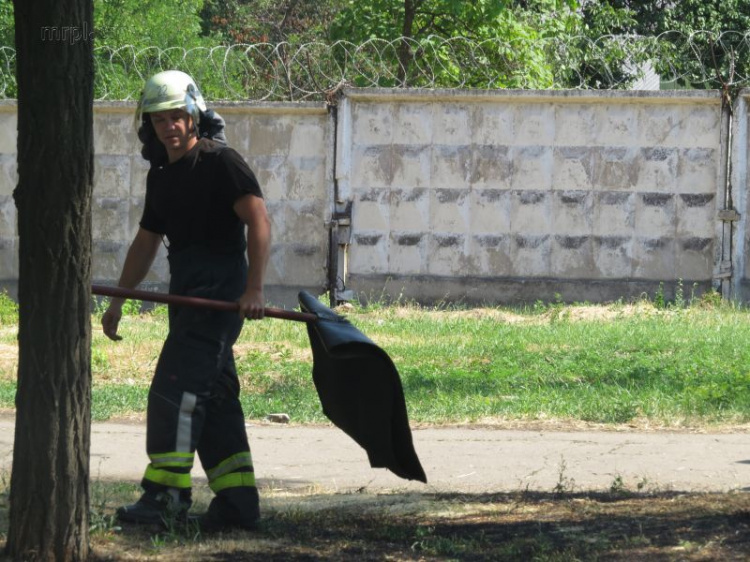 У воинской части в Мариуполе пожарные «швабрами» боролись с огнём (ФОТОФАКТ)
