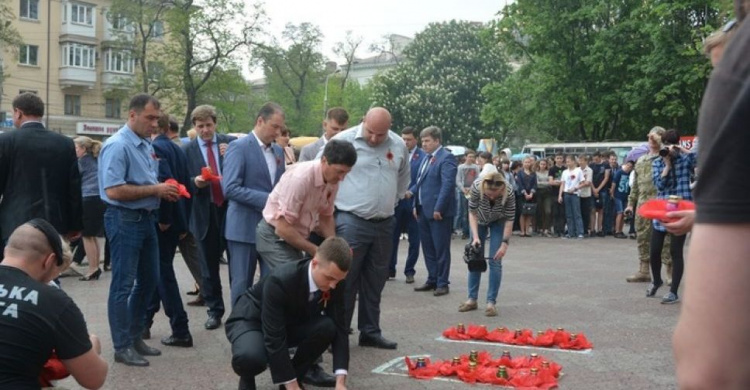Мариупольцы под дождем создали инсталляцию в память о погибших во Второй мировой (ФОТО)