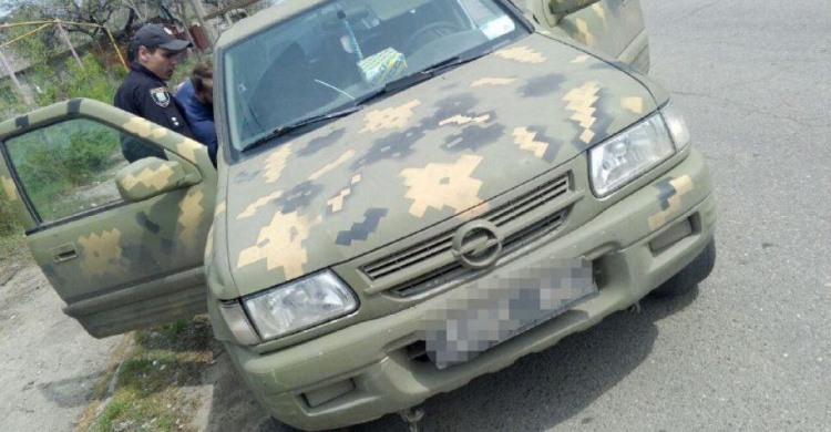 В Мариуполе «Opel» военной окраски нарушал правила, находясь в розыске (ФОТО)