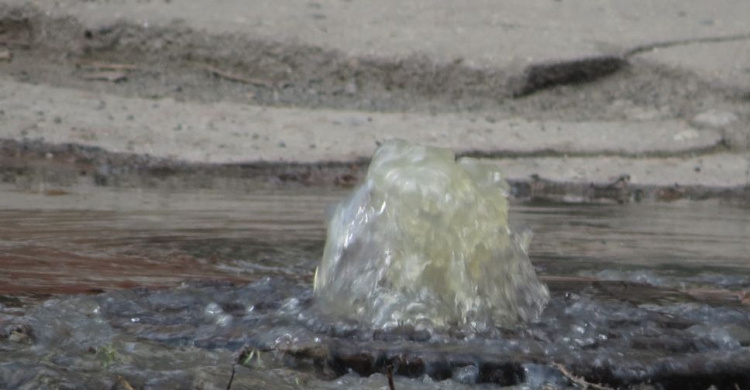 В  Мариуполе забил канализационный гейзер, потоки воды хлынули на сотни метров по улице (ФОТОФАКТ)