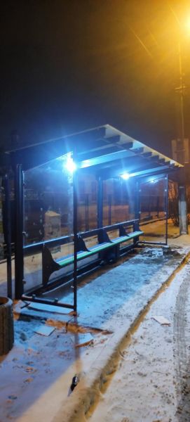 Не страшен ни дождь, ни ветер: новые остановки установили в Сартане под Мариуполем