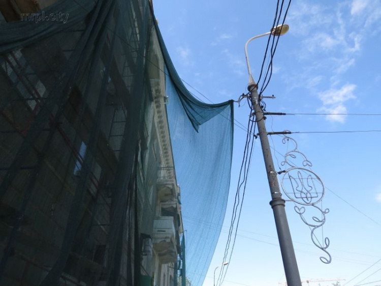 В центре Мариуполя появились зеленые «паруса» высотой с четырехэтажный дом (ФОТО+ВИДЕО)