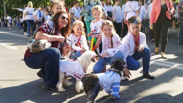 Национальная одежда и музыка: в Мариуполе прошел парад вышиванок (ФОТО+ВИДЕО)