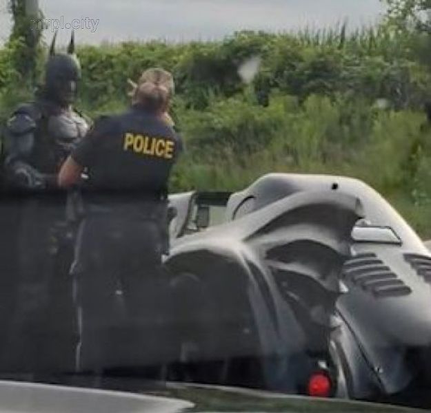 В Канаде копы остановили Бэтмена на бэтмобиле (ФОТО+ВИДЕО)