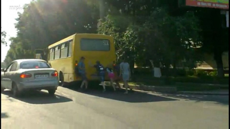 В Мариуполе пассажиры толкали по дороге сломавшуюся маршрутку   (ФОТО+ВИДЕО)