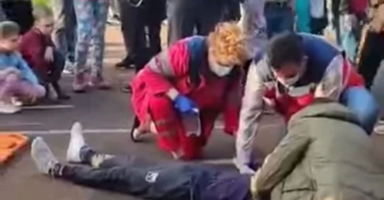Мариупольский подросток получил переломы на детской площадке
