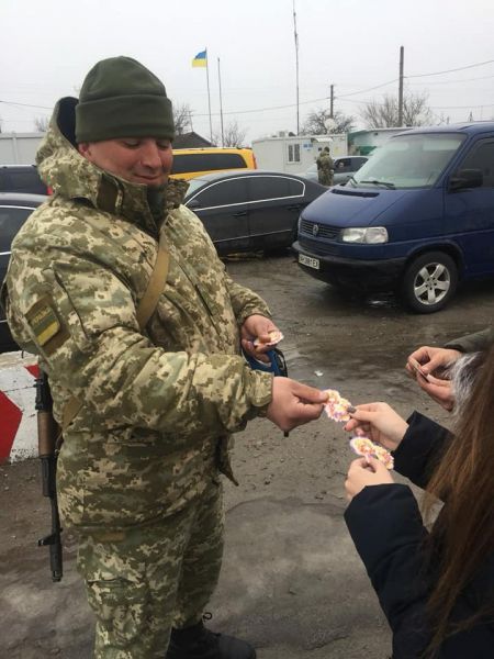 На КПВВ в Донецкой области женщин встретили поздравлениями (ФОТО)