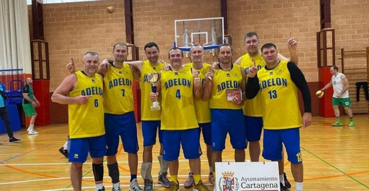 Мариупольские баскетболисты привезли кубок с международных соревнований в Испании 