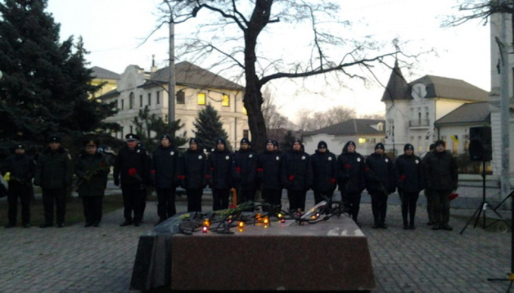 Мариупольцы в память о жертвах Голодомора зажгли лампадки в центре города (ФОТО)