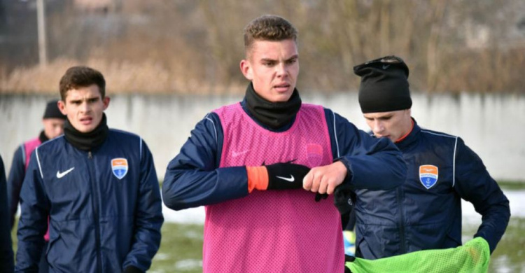 Мариупольские футболисты выходят из отпуска, чтобы сыграть с чехами, поляками и сербами