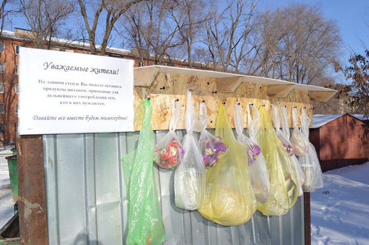Возле мусорных контейнеров в Мариуполе хотят установить стенды с едой для бездомных