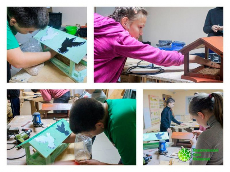 В преддверии зимы мариупольские школьники активно создают кормушки для птиц (ФОТО)