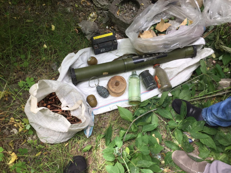 В Мариуполе у центральной свалки обнаружены боеприпасы (ФОТО)