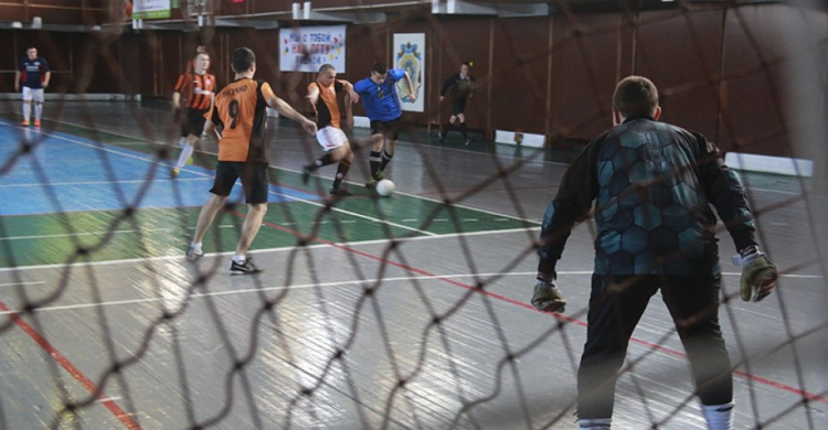 Мариупольские копы обыграли студентов в мини-футбол (ФОТО)