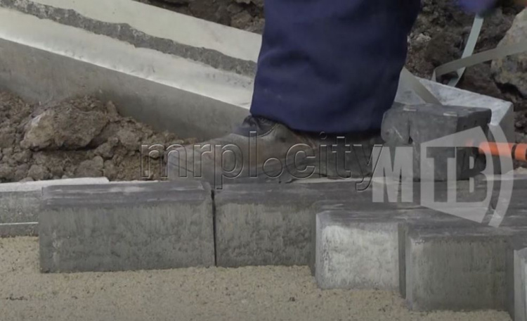 Вместо разбитого асфальта – новая плитка: в центре Мариуполя обновляют полкилометра тротуаров