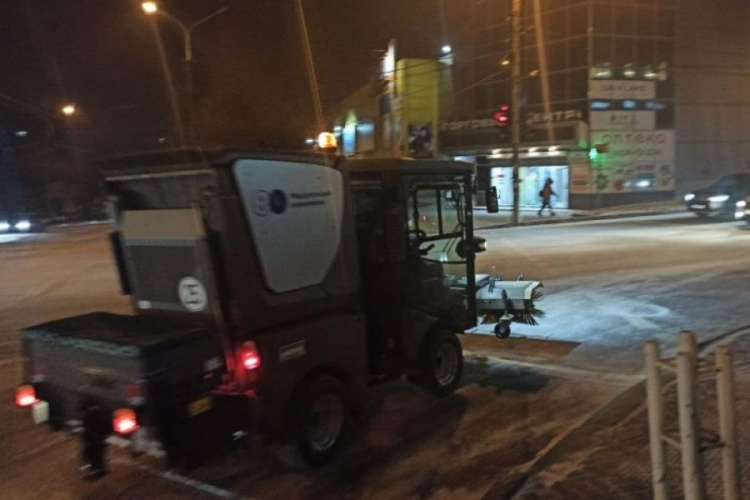 В Мариуполе началась круглосуточная борьба со снегопадом