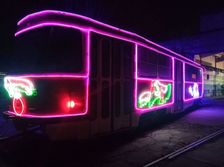 Мариупольский транспорт «принарядили» к праздникам: для пассажиров готовят сюрпризы