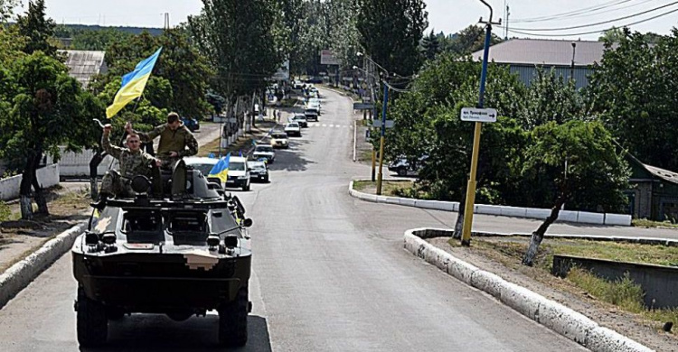 В Донецкой области прошел автопробег во главе с десантными машинами (ФОТО)