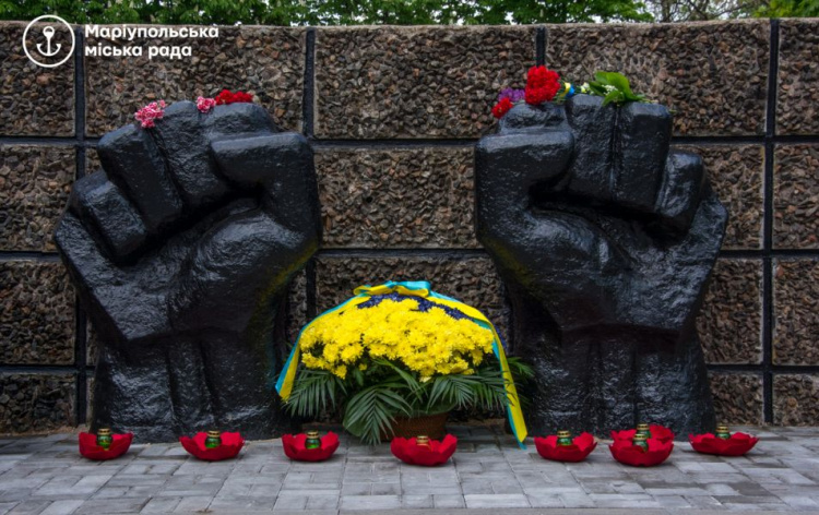 Во всех районах Мариуполя почтили память героев Второй мировой воины (ФОТО)