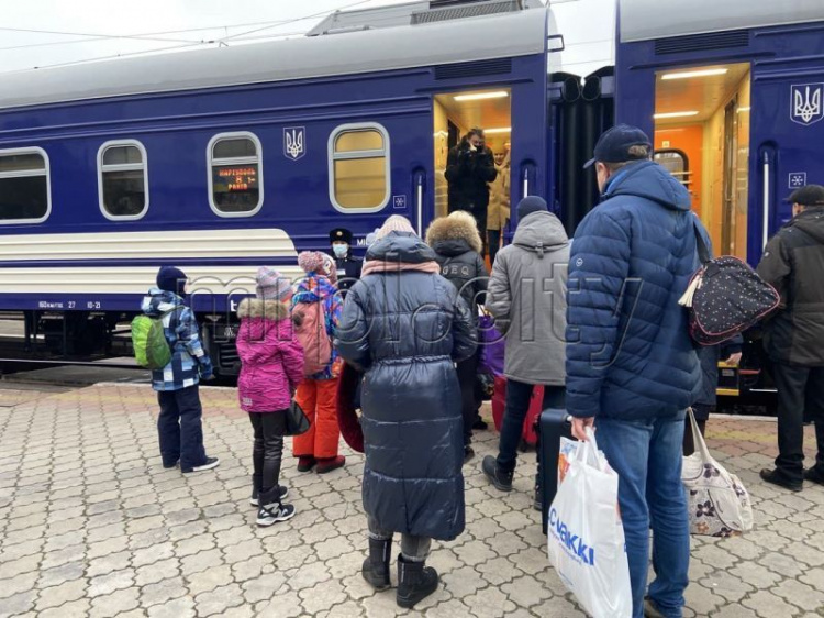Из Мариуполя через 12 украинских областей отправился первый поезд на Рахов. Как он выглядит?