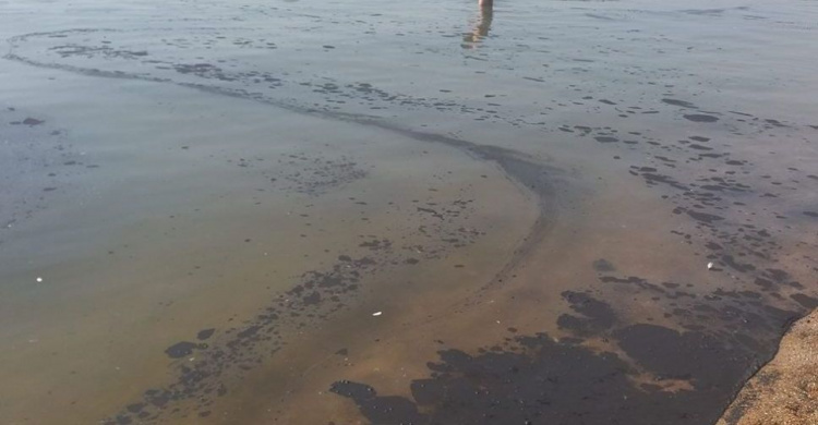 Черные пятна покрыли море в Мариуполе (ФОТОФАКТ)