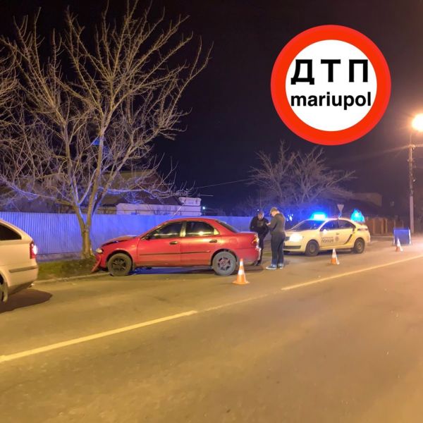 В Мариуполе пьяный водитель наехал на бордюр и врезался в дерево