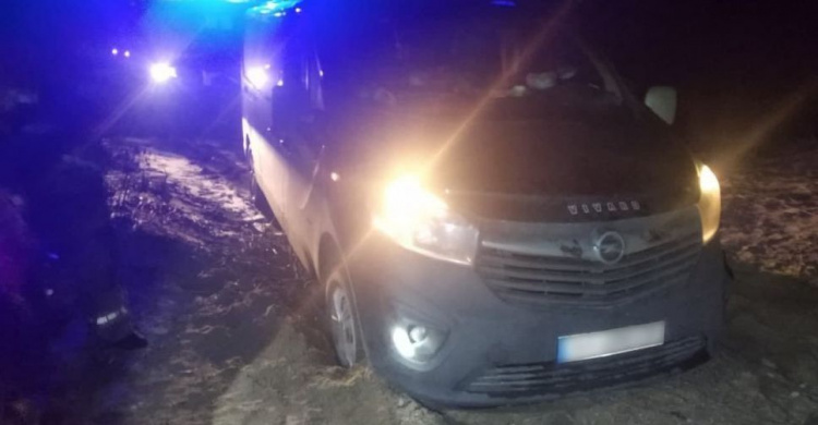 Под Мариуполем водитель застрял на грунтовой дороге