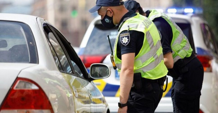 Более ста водителей каждый день нарушают ПДД на дорогах в Мариуполе