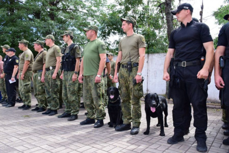 Более 200 полицейских и военных будут охранять болельщиков на матче в Мариуполе (ФОТО)
