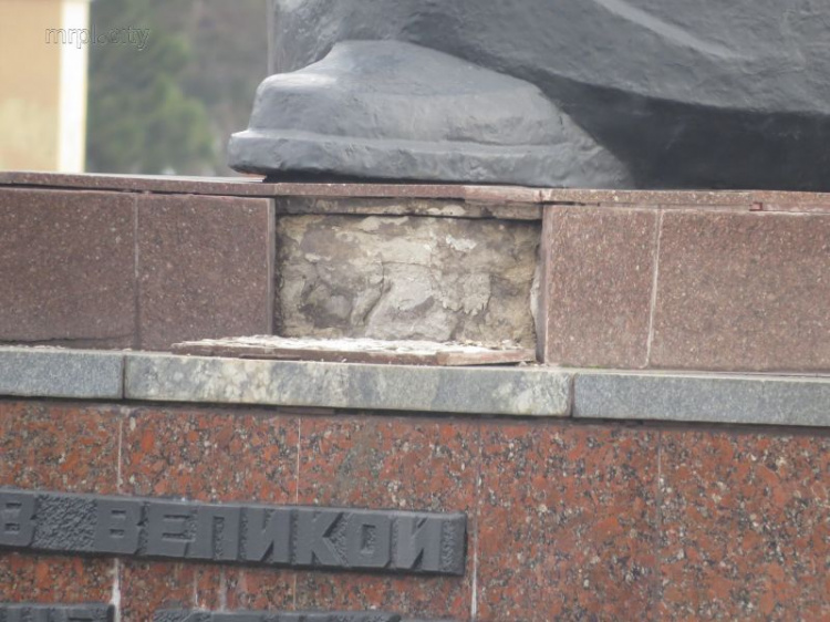 В Мариуполе разрушается памятник освободителям от нацизма (ФОТОФАКТ)