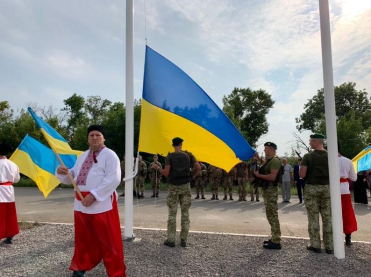 На самом высоком флагштоке у линии разграничения подняли украинский флаг на Донбассе