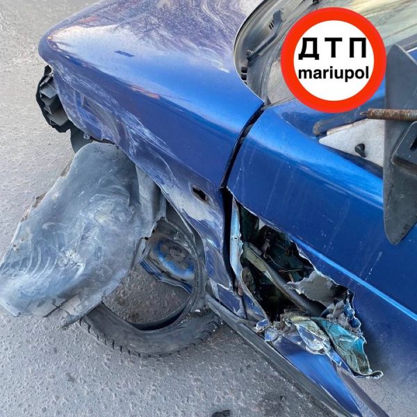 Искореженный металл и вывернутое колесо: в Мариуполе на «встречке» столкнулись авто