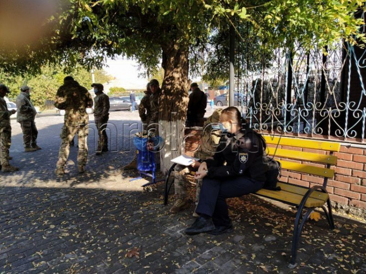 В село под Мариуполем свозят военных, они фотографируют бюллетени