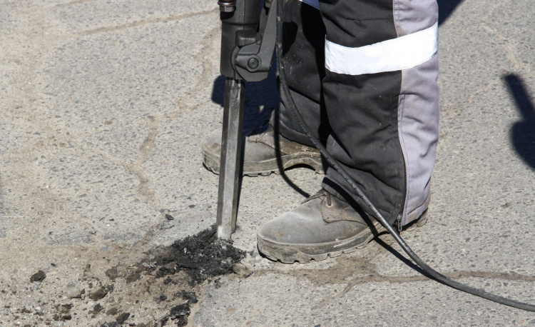 В трех районах Мариуполя до Пасхи проведут ямочный ремонт дорог (ФОТО)