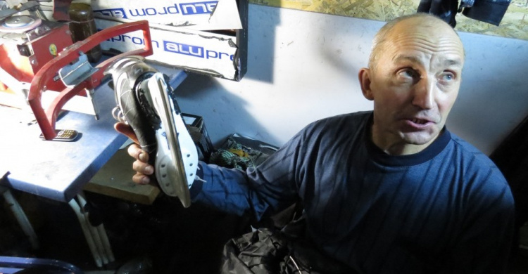 Ко Дню ледовара посетители мариупольского катка сломали 80 пар коньков (ФОТО+ВИДЕО)
